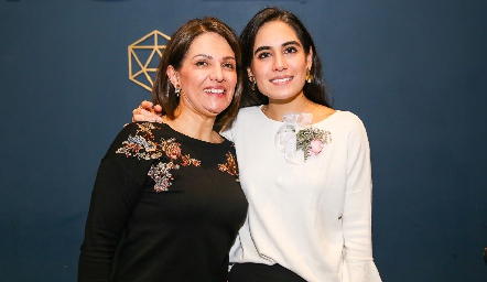  Claudia Quintero con su hija Mariana Rodríguez.
