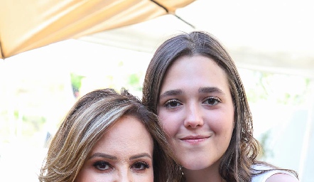  Ingrid Pérez con su hija Cynthia De Luna.