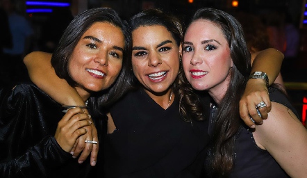  Lorena, Maribel y Mónica.