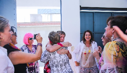  Recibiendo a la cumpleañera.