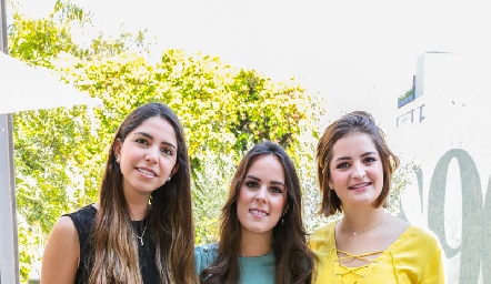  Adriana Estrada, Claudia Antunes y Paulina Dibildox.