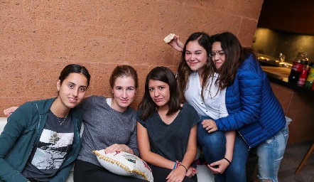  Festejando entre amigas.
