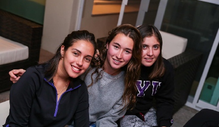  Vale Navarro, Sofía Vallejo y Andrea Salazar.