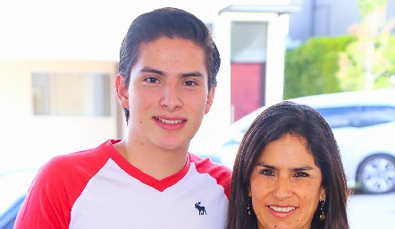  Lupita Quibrera con su hijo Mariano.