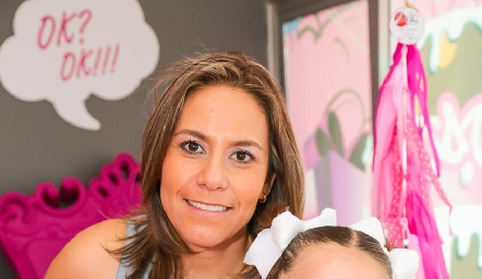  Michelle Zarur con su hija Mariaemilia.