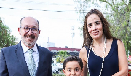  Memo con sus papás Guillermo Domínguez y Cristina Chevaile.