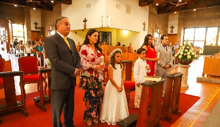  Vale y Memo acompañados de sus padrinos.