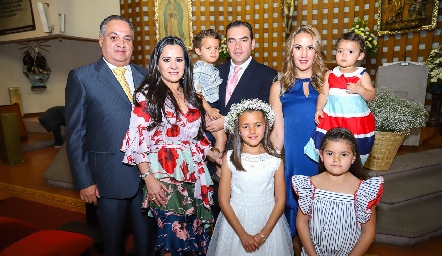  Vale Fernández con su familia y padrinos.