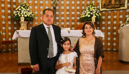  Ana Cris con sus papás Javier Sánchez y Laura Koelliker.