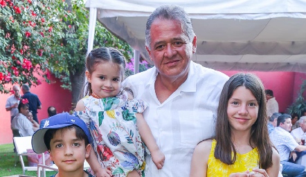  Federico con sus nietos.