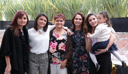  Elsa Félix, Paola Félix, Elsa Beltrán de Félix, Fernanda Félix, María Paula Tacea y Marifer García.