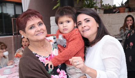  Elsa con su nieto Alejandro García y su hija Paola Félix.