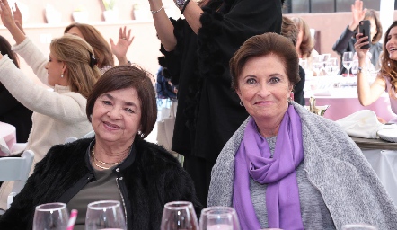  Yolanda de García y Ángeles Martí.