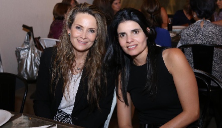 Karina Vita y Liz Alcalde.