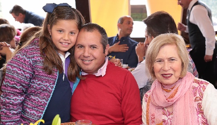  Karla y Carlos Chávez con Dolores Ortuño.