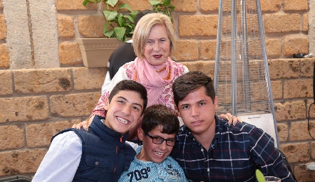  Dolores Ortuño con sus nietos: Roberto, Oswaldo y José Carlos.