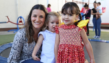   Georgina Ramos con sus hijas.