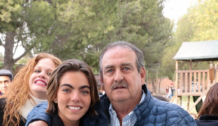  María Ovalle con su abuelo Guillermo Borbolla.