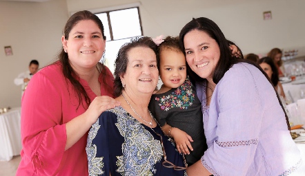  Amalia Matienzo con sus hijas Amalia y Ana Isabel Rojas y su nieta Isabel.