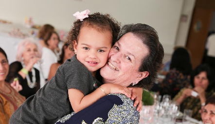  Isa con su abuela Amalia Matienzo.