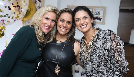  Claudia Quiroz, Michelle Zarur y Daniela Gutiérrez.