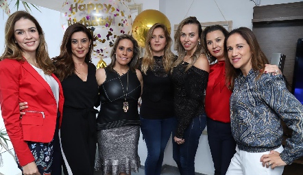  Michelle con sus amigas.