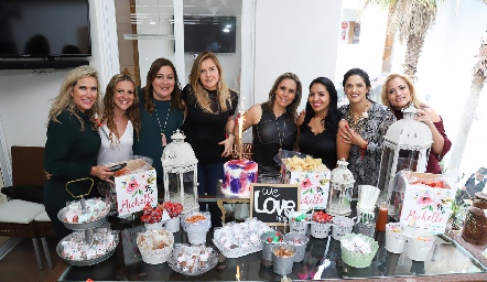  Michelle Zarur con las anfitrionas.