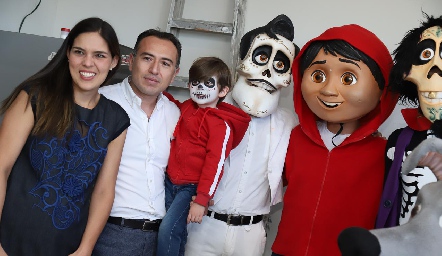  Pilar Allende, Christian y José María Barbosa con los personajes de Coco.