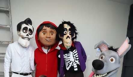  Santino y José María con los personajes de Coco.