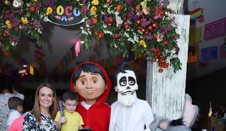  Mónica González, Santino y Silvana con los personajes de Coco.