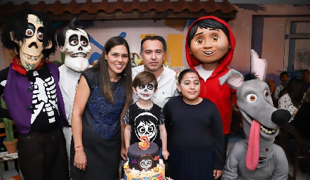  Familia Barbosa Allende con los personajes de Coco.