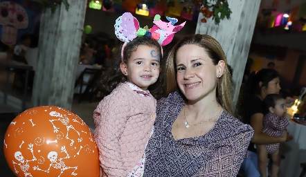  Ariadni Stavros con su hija.