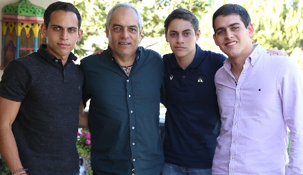  Hilario Altamirano con sus hijos Rodrigo, Patricio e Hilario Altamirano.