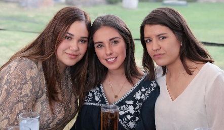  Mischelle Compean, Natalia Navarro y Regina Martínez.