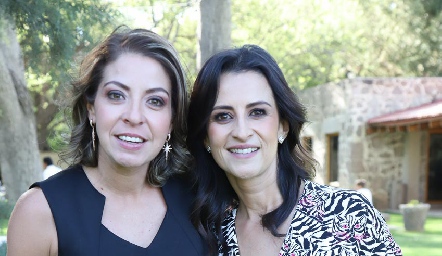  Comadres: Cecilia Limón y Mónica Galarza.