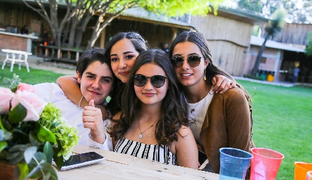 Ximena con sus amigos.