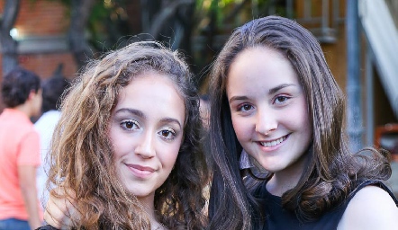  Andrea y Camila.