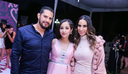  Ximena con sus tíos.