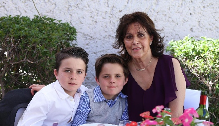 María Eugenia Martínez Lavín con sus nietos.