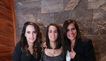  Adriana Salinas, María Gutiérrez y Nina Galarza.