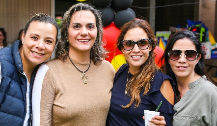 Ana Elena Meade con sus amigas.