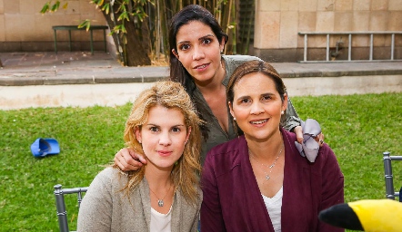  Ana Elena Meade con sus amigas.