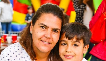  Gaby con su hijo.