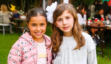  Lourdes y Mariana.