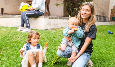  María José Castañeda con María José y Tomás.