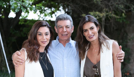  Rafael con sus hijas Karina y Lorena Hernández Reynoso.
