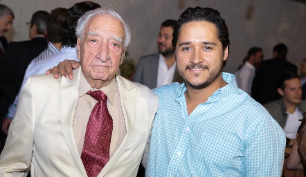  Alfonso César con su nieto Juan Carlos Enríquez.