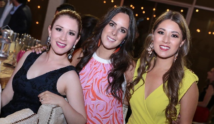  Karla Puente, Claudia Antunes y Ale Puente.