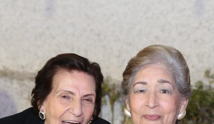  Conchita de Iga y Julieta Páez de Rodríguez.