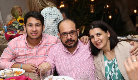  Luis Zermeño, Luis González y Bárbara Zermeño.